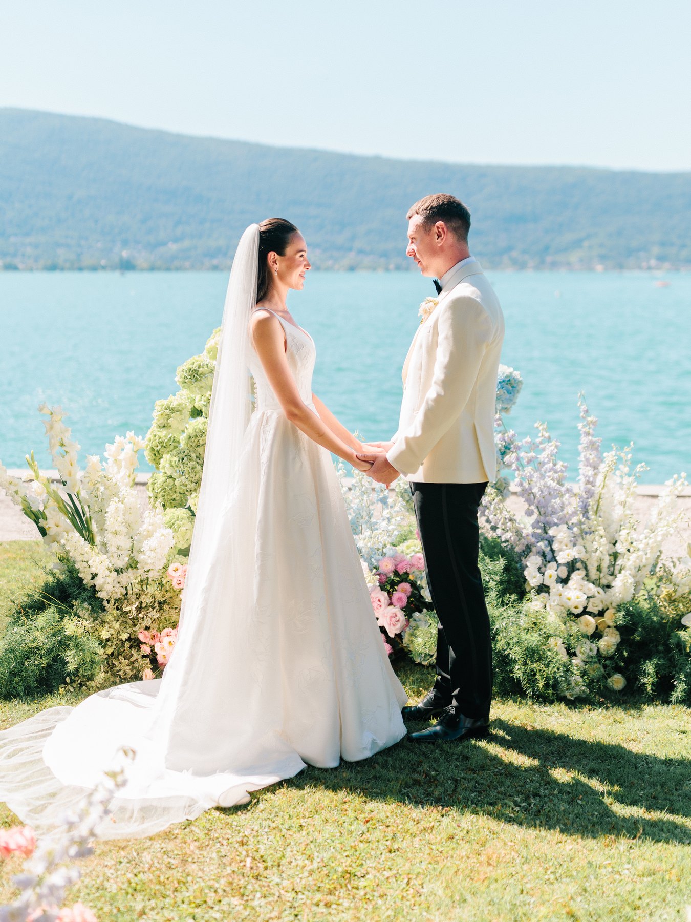 Cérémonie de mariage fleurie au bord du lac d'Annecy